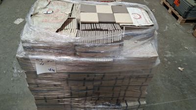 une grande pile de cartons sur une palette dans un entrepôt