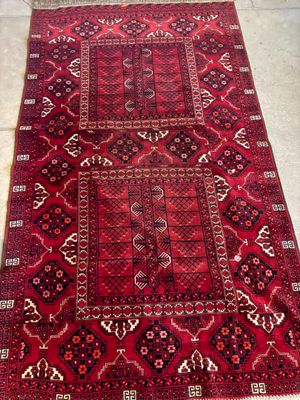 un tapis rouge et noir à motifs