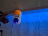 une lumière bleue au plafond d'une pièce
