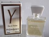 une photo d'un flacon de parfum posé sur un comptoir