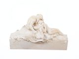 statue représentant un homme et une femme assis sur un rocher