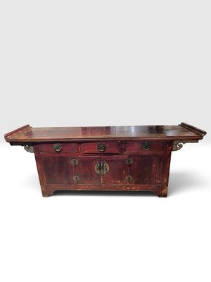 une vieille table en bois avec un plateau en verre sur fond blanc