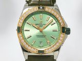 un gros plan d'une montre verte sertie de diamants