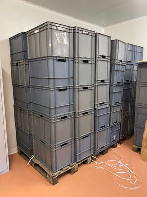 une grande pile de caisses au milieu d'une pièce