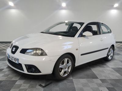 la photo d'une voiture blanche garée dans un garage