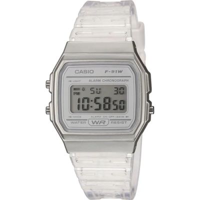 un gros plan d'une montre numérique sur fond blanc