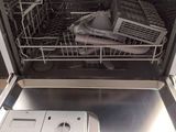 un lave-vaisselle qui se trouve à l'intérieur d'un autre lave-vaisselle