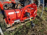 une machine rouge qui est garée dans l'herbe