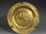 une image représentant une assiette en or ornée d'un lion