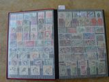 un livre avec des timbres, posé sur une table