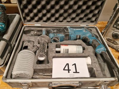 une mallette contenant des outils, posée sur une table