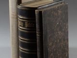 deux vieux livres posés l'un sur l'autre sur une table