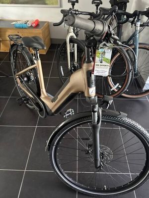 de nombreux vélos garés dans une pièce