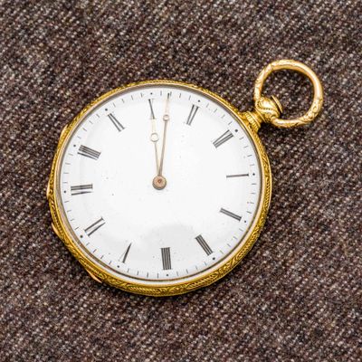 une montre de poche en or avec des chiffres romains