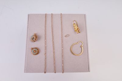 une boîte contenant tout un tas de bijoux