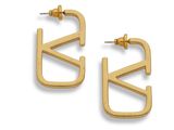 une paire de boucles d'oreilles en or sur lesquelles sont gravées les lettres « v » et « v »