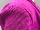 le dos d'un pull violet pour femme, orné de boutons