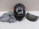 un casque et des gants posés sur une table à côté d'un sac