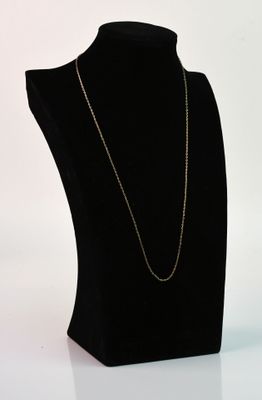 gros plan d'un collier sur un mannequin sur fond blanc