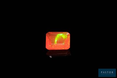 un diamant orange traversé par une lumière verte