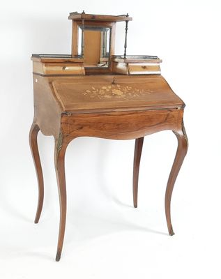 un petit bureau en bois sur lequel est posée une horloge