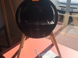 une grille noire posée sur une table devant une fenêtre
