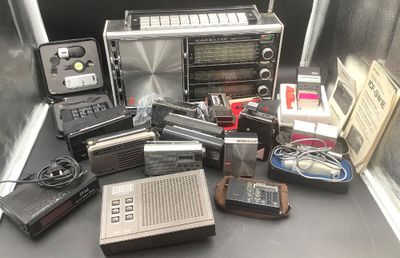 de nombreux types d'appareils électroniques posés sur une table