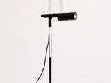 une lampe posée sur un pied et munie d'un cordon