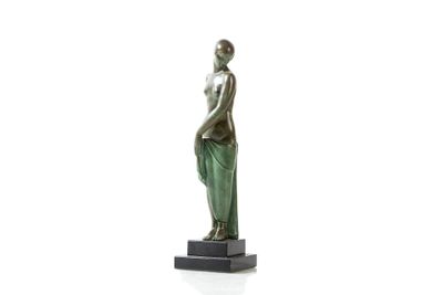 une image représentant une statue de femme debout sur un socle en marbre