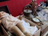 une poupée posée dans une boîte sur une table