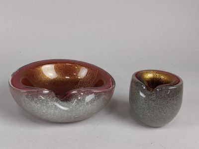 deux bols posés l'un à côté de l'autre sur une table