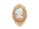 une image représentant une broche-cameo en or et blanc ornée de perles