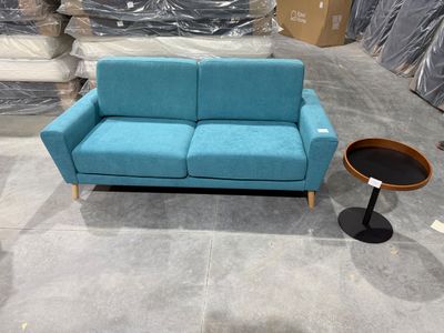 un canapé bleu et une table dans une pièce