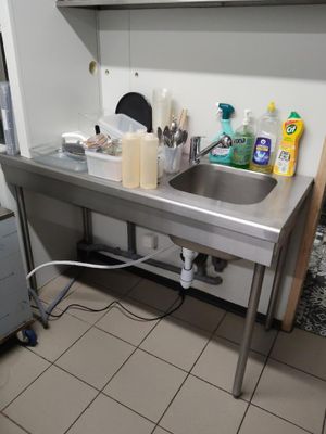 une cuisine avec un évier et un réfrigérateur