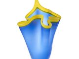 un vase bleu avec une anse jaune sur fond blanc