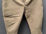 un vieux pantalon suspendu à une corde à linge