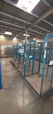 une grande pièce où se trouvent de nombreuses cages