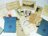 beaucoup de vieux livres posés sur une table blanche