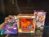 une vitrine contenant un grand nombre d'objets différents