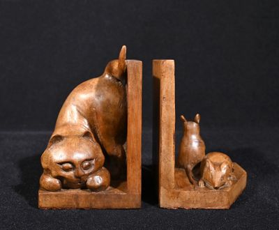 des serre-livres en bois représentant un chien et un chat sur fond noir
