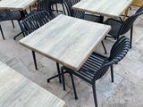 de nombreuses tables et chaises installées à l'extérieur, sur la terrasse