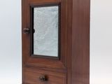 une vieille armoire en bois avec une porte vitrée et un plateau en marbre