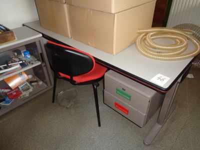 un bureau avec une chaise et une boîte posée dessus