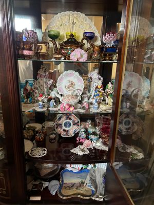 une vitrine en verre contenant de nombreux objets décoratifs