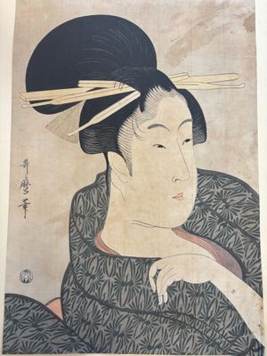une image représentant un tableau où l'on voit une femme avec un éventail sur la tête