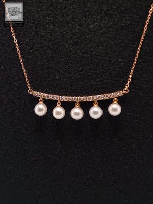 un collier en or avec des perles et des diamants sur un mannequin, un mannequin, un mannequin, un mannequin, un mannequin, un mannequin, un mannequin, un mannequin, un mannequin, un mannequin, un mannequin, un mannequin, un mannequin, un mannequin, un mannequin, un mannequin, un mannequin, un mannequin, un mannequin, un mannequin, un mannequin, un mannequin, un mannequin, un mannequin, un mannequin, un mannequin, un mannequin, un mannequin, un mannequin, un mannequin, un mannequin, un manne