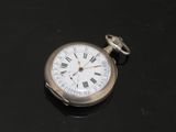 une montre de poche en argent avec des chiffres romains