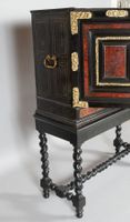 Cabinet en placage d'ébène et écaille rouge ouvrant par deux… (photo 6)