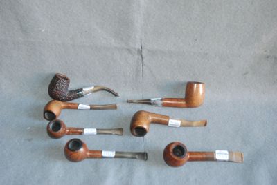 Plusieurs types de tuyaux sont alignés sur une table