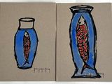 deux dessins représentant des poissons dans un vase bleu et un poisson rouge dans un vase bleu
